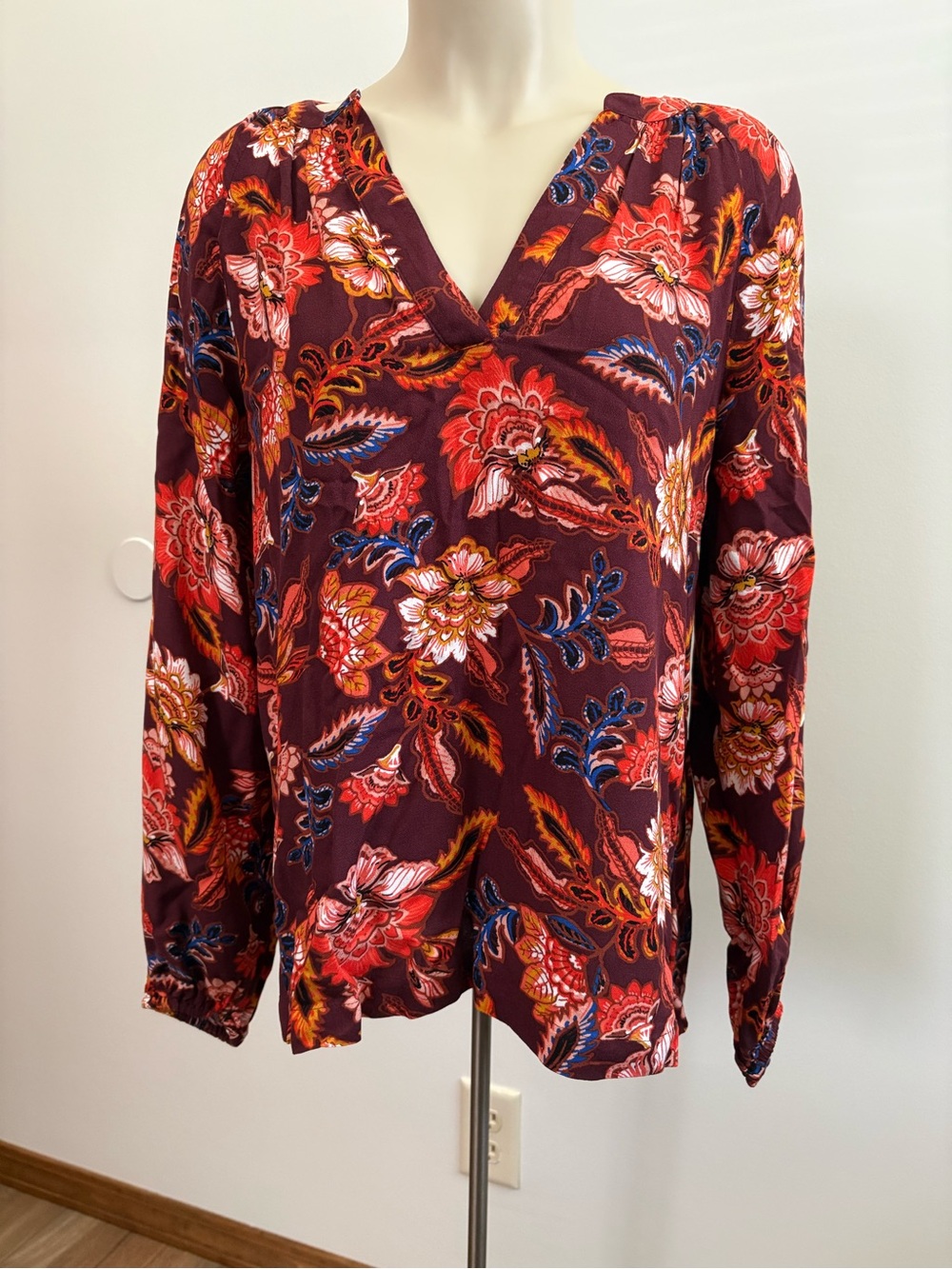 NWT Old Navy Floral V-Neck Blouse - Burgundy and Blue Size Small